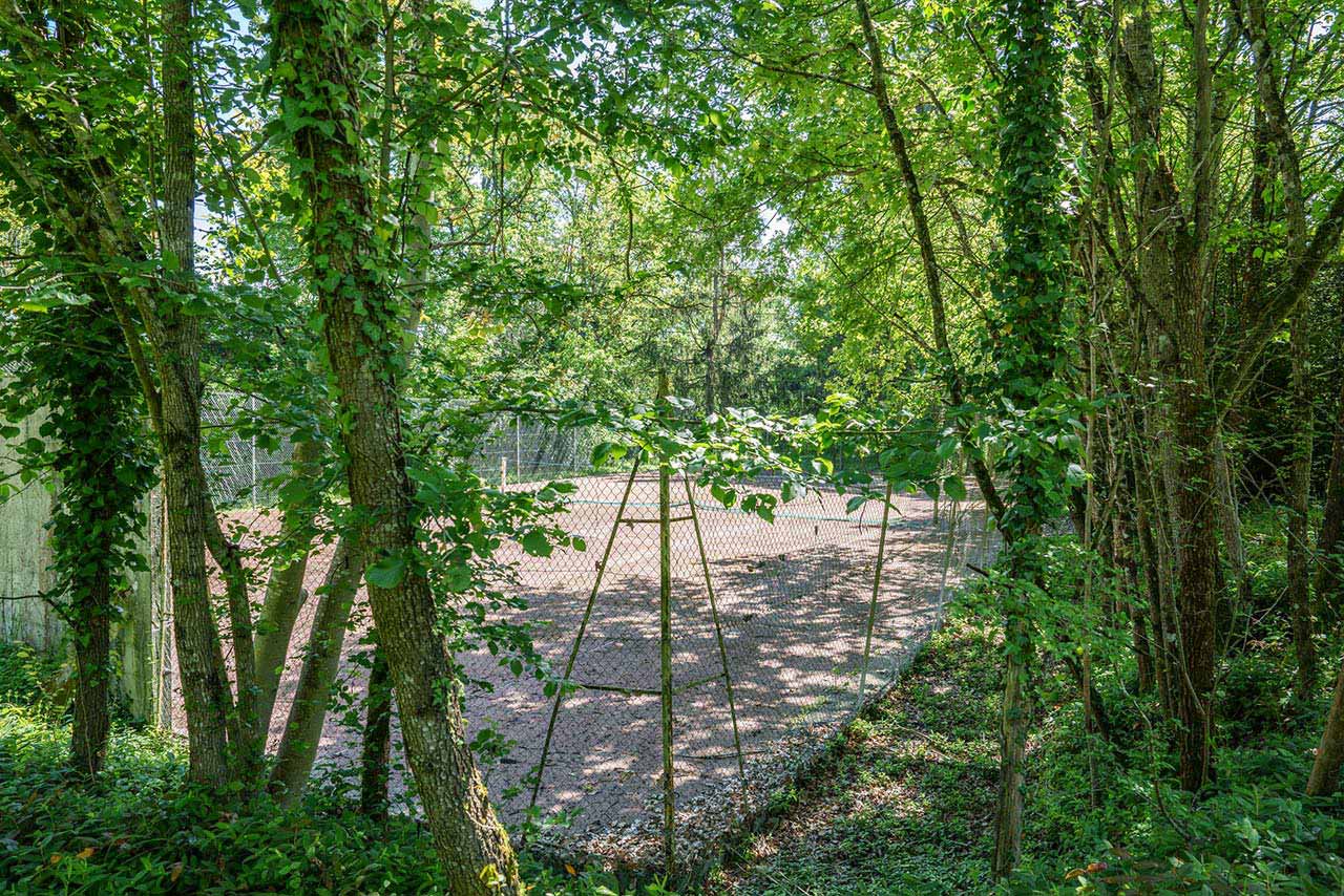 chateau à louer avec terrain de tennis